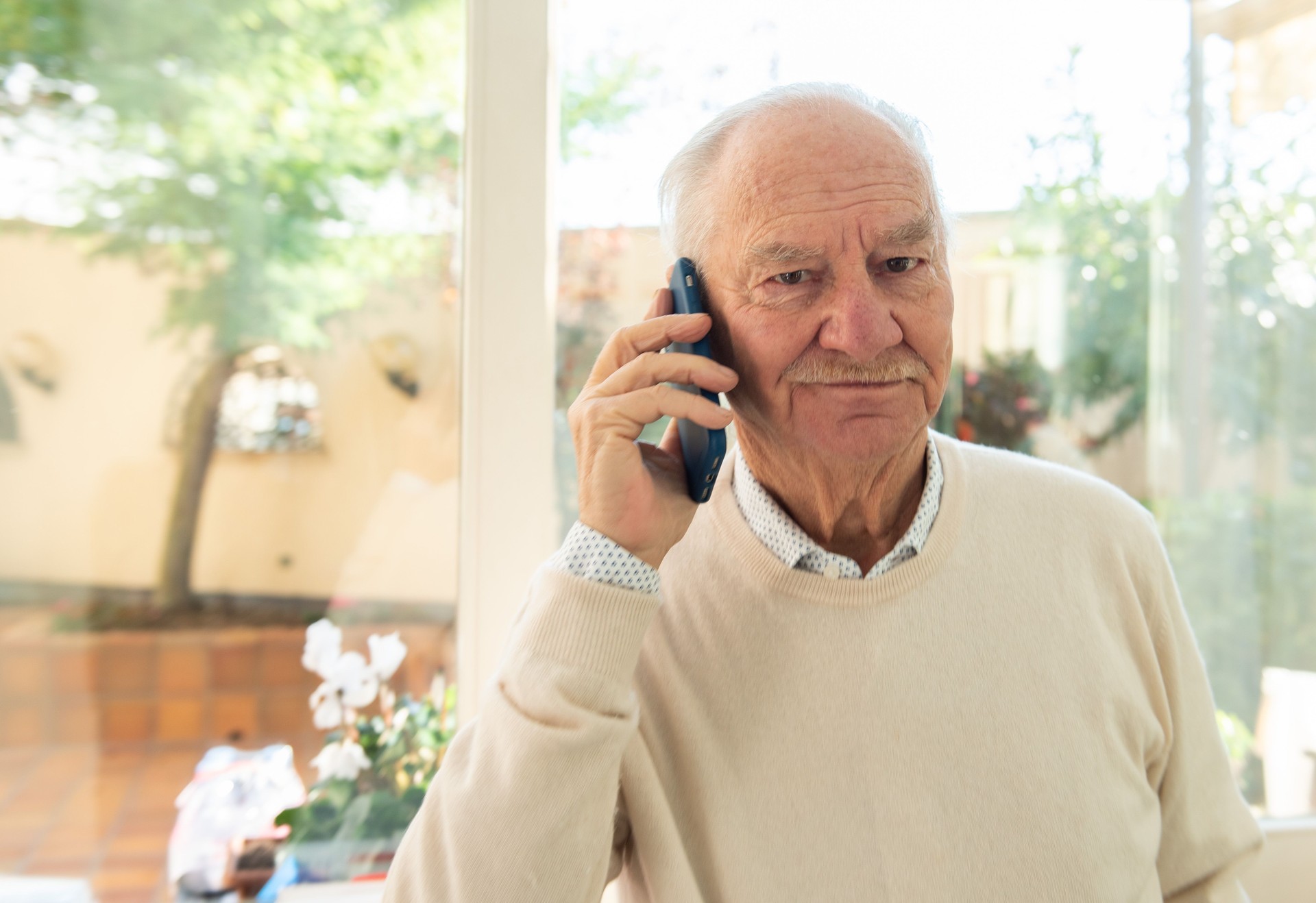 grand-père ayant un appel ou un appel vidéo avec son ami en temps covid