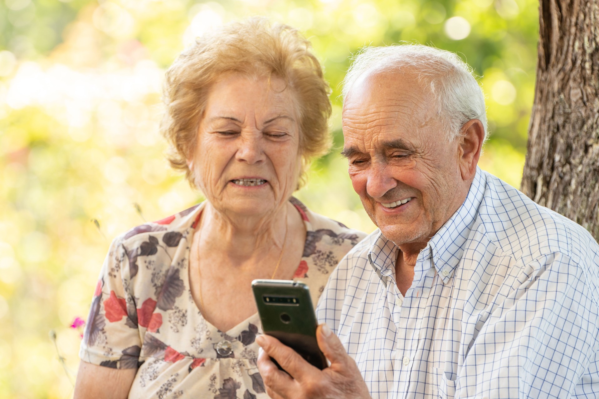 Couple senior avec téléphone portable